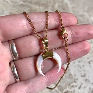 Oceania pearl crescent horn necklace